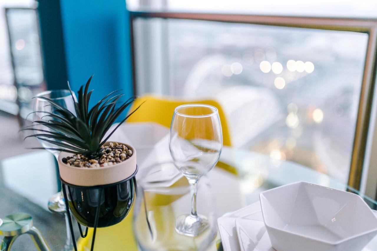 Luxury Right In The Centre! Incredible Panoramic Views! Ideal For Professionals Staying In Birmingham! Perfect For Long Stays! * Birmingham