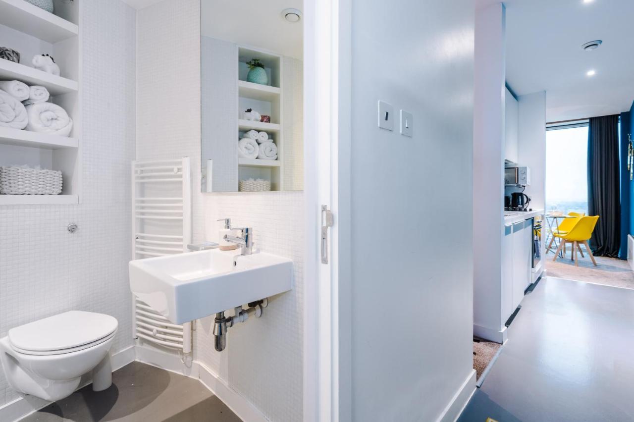 Luxury Right In The Centre! Incredible Panoramic Views! Ideal For Professionals Staying In Birmingham! Perfect For Long Stays! *