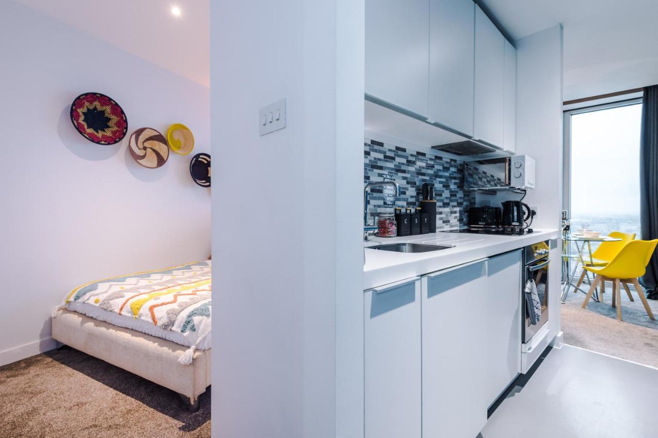 Luxury Right In The Centre! Incredible Panoramic Views! Ideal For Professionals Staying In Birmingham! Perfect For Long Stays! *
