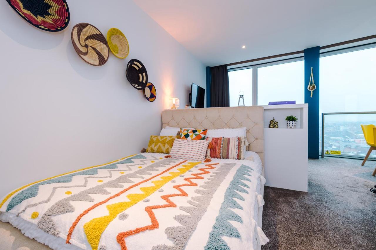 Luxury Right In The Centre! Incredible Panoramic Views! Ideal For Professionals Staying In Birmingham! Perfect For Long Stays! *