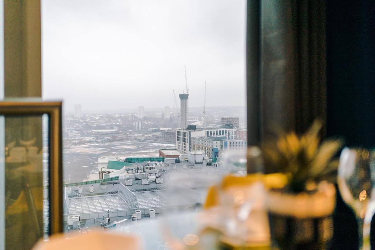 Luxury Right In The Centre! Incredible Panoramic Views! Ideal For Professionals Staying In Birmingham! Perfect For Long Stays!
