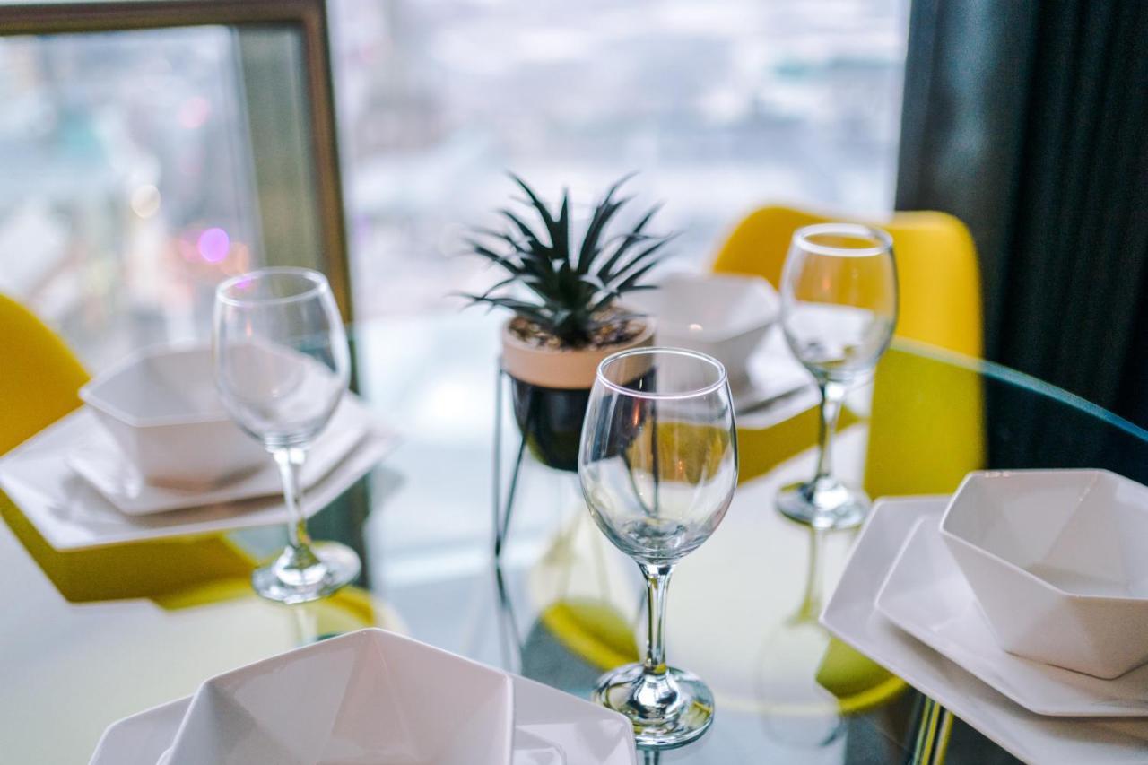 Luxury Right In The Centre! Incredible Panoramic Views! Ideal For Professionals Staying In Birmingham! Perfect For Long Stays! *